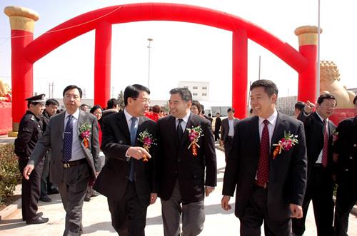 青島市委常委、市委秘書長王魯明，青島市人大副主任、工商聯(lián)主席徐航來公司視察工作