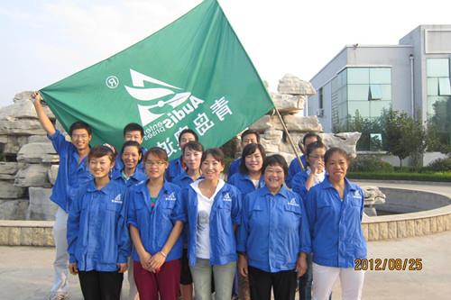 同住地球村 共愛一個家——海利爾義工團公益環(huán)?；顒蛹o實
